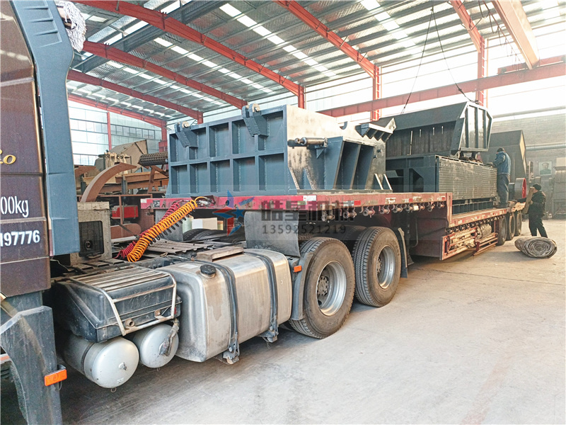 1800型<a href='http://www.tianya16888.cn' target='_blank'><span>鋁合金破碎機(jī)</span></a>設(shè)備裝車發(fā)貨