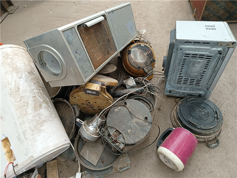 客戶廢舊小家電通過廢鋁破碎機(jī)破碎分選試機(jī)現(xiàn)場(chǎng)